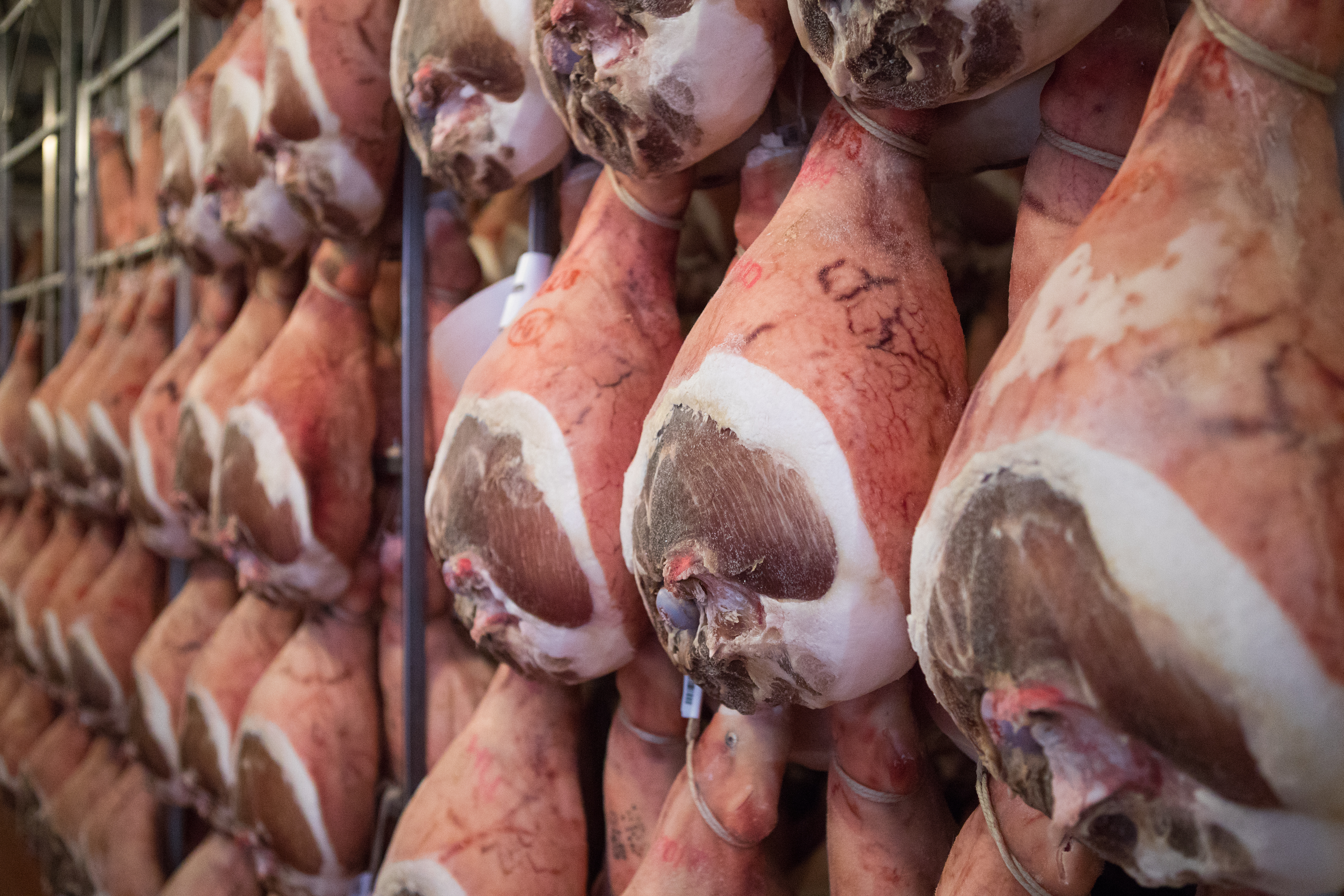 Parma ham: hanging
