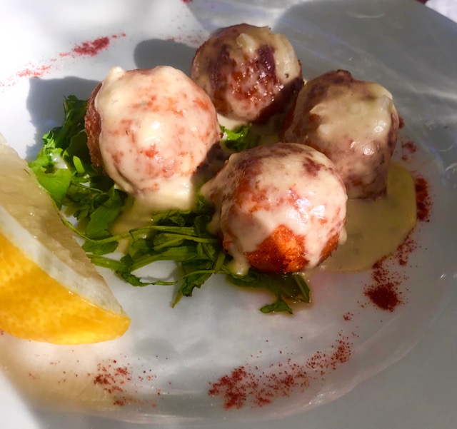 Simon's: salmon fishcakes