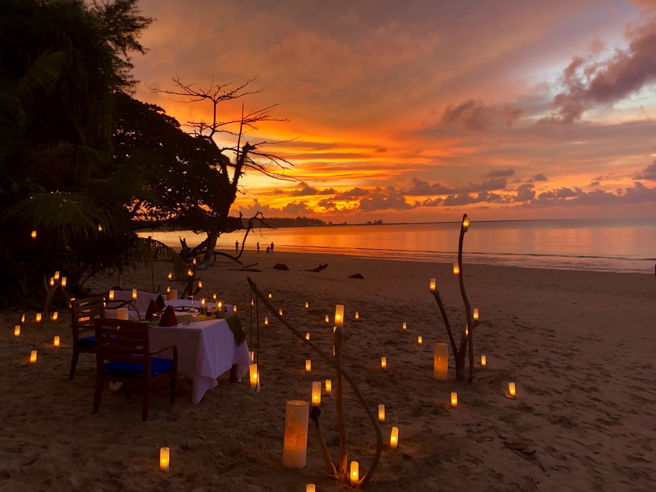 The Sarojin: dinner on the beach