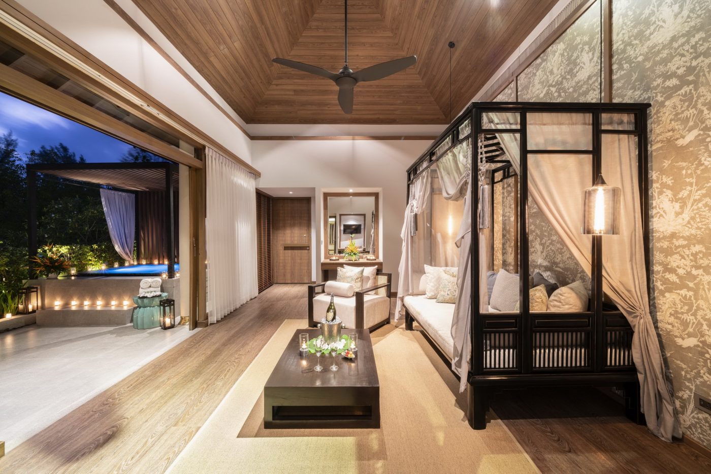 The Sarojin: lounge and jacuzzi